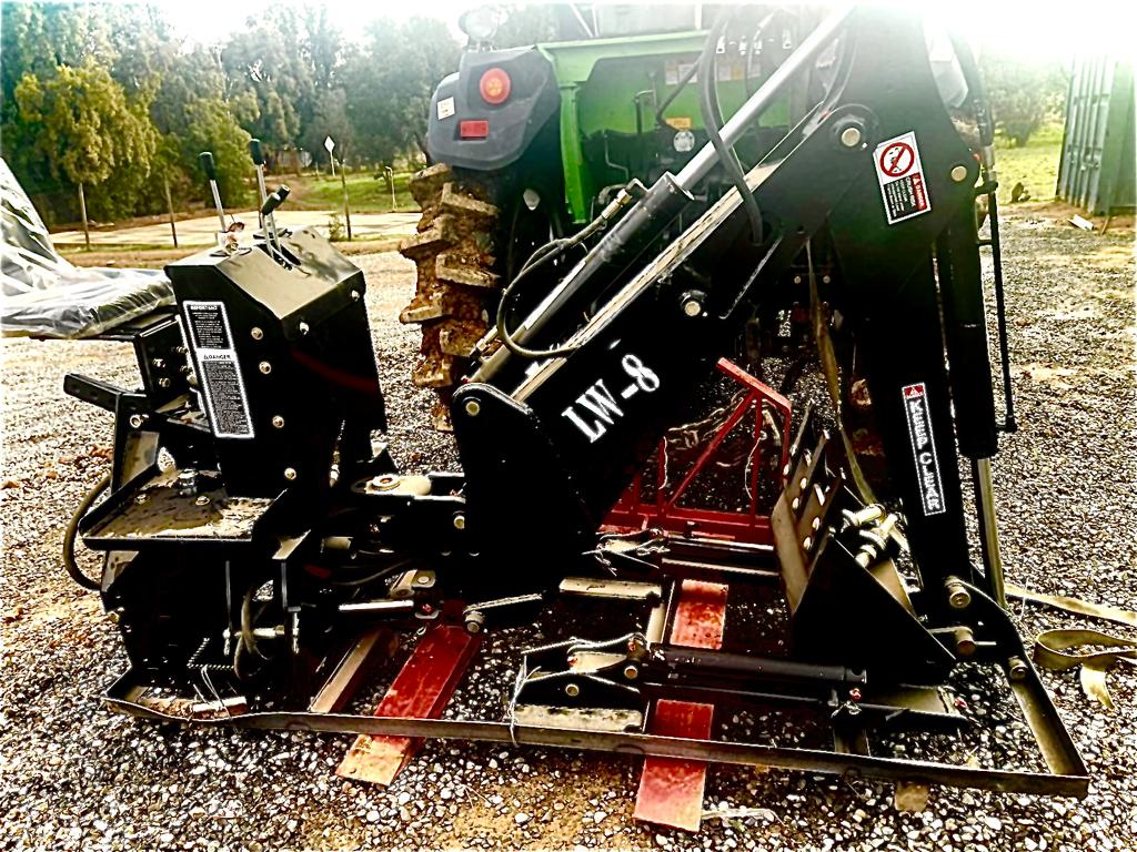 Aguilón con balde para tractor modelo LW8